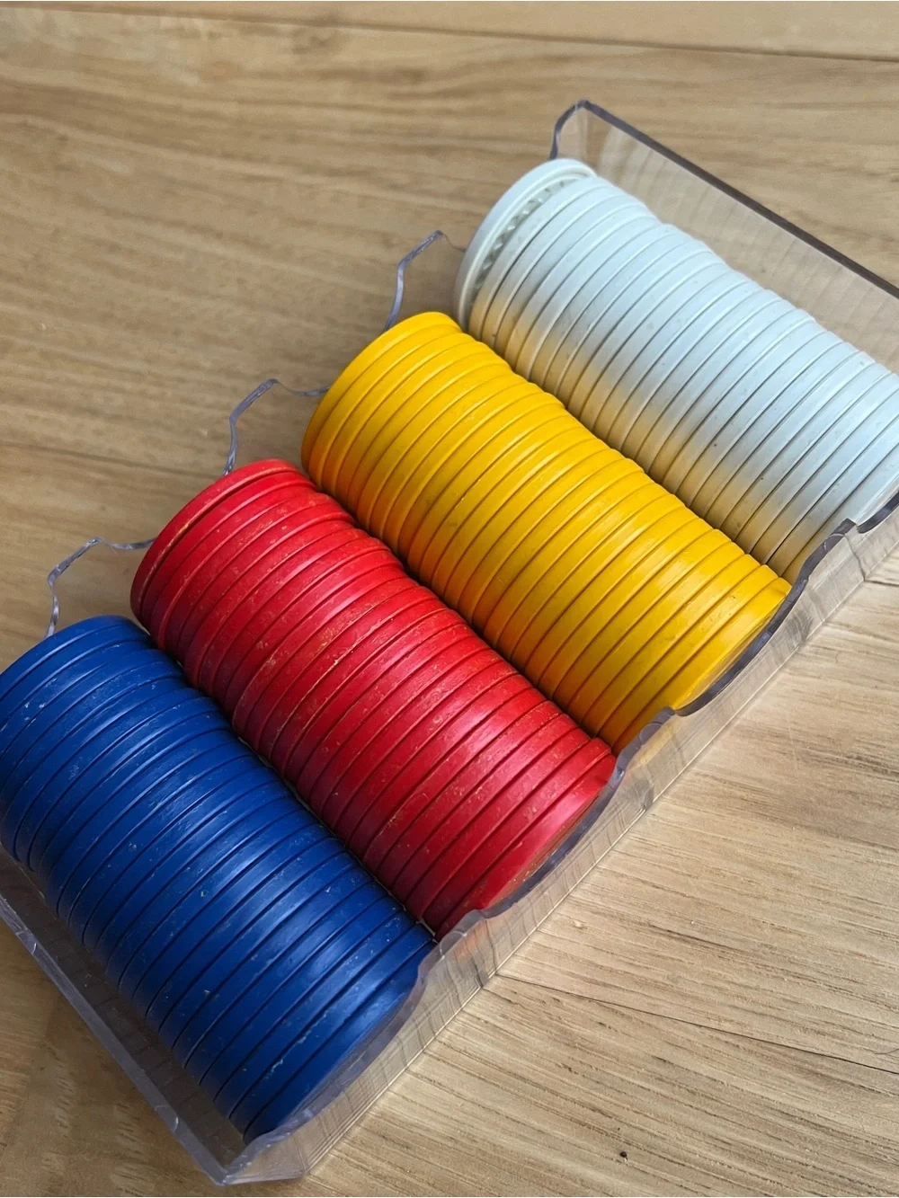 Poker Chips Yellow Red Blue White 25 Per Stacks 100 Chips Clear Plastic Case
